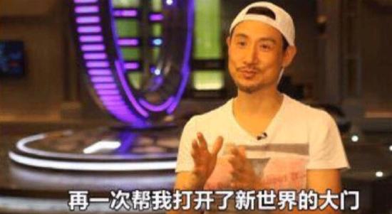 男子骑电瓶车失控撞上路边小哥,男子骑电动车撞上路边停放车受伤