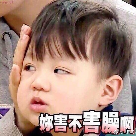 男子骑电瓶车失控撞上路边小哥,男子骑电动车撞上路边停放车受伤