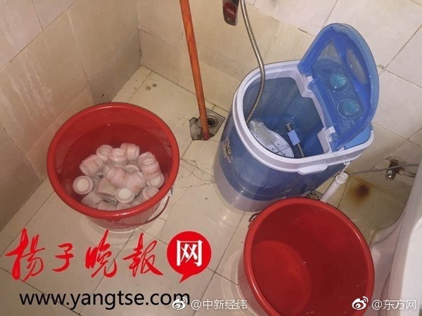 男子骑电瓶车失控撞上路边小哥,男子骑电动车撞上路边停放车受伤