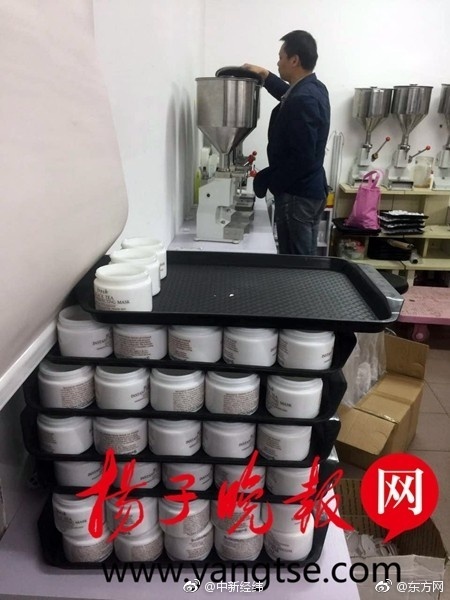 男子骑电瓶车失控撞上路边小哥,男子骑电动车撞上路边停放车受伤