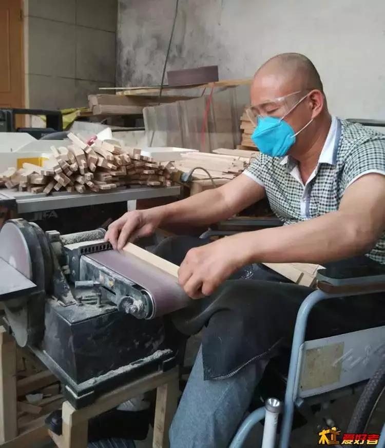 坐着轮椅入了坑——《轮椅上的木匠》