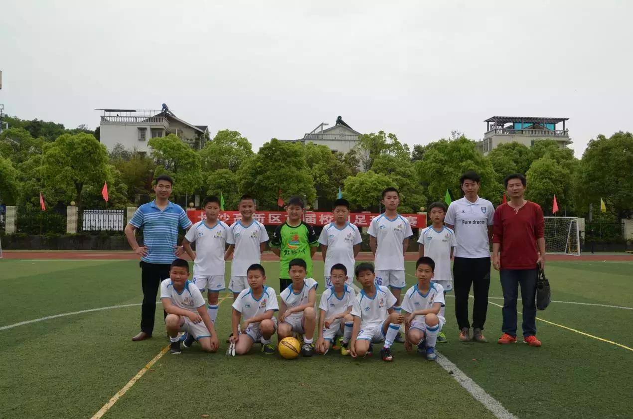 湘江新区校园足球联赛比赛,我们是冠军课间