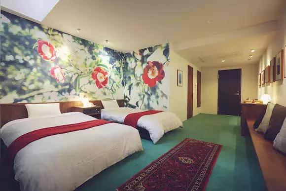 草间弥生跨界玩室内设计，你敢住进这样扎眼的房间吗？！