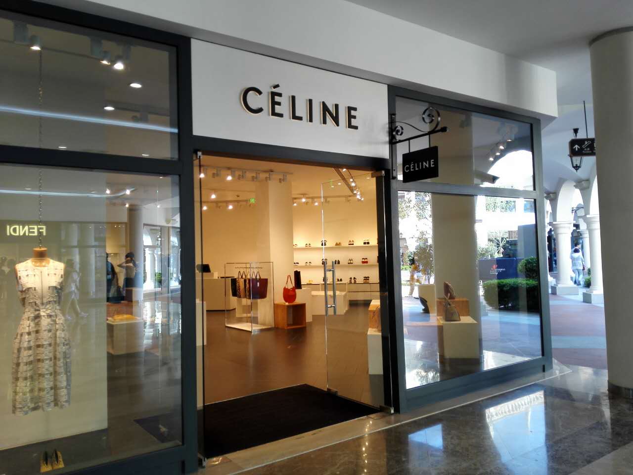 你还在找人名品代购？out了，隐藏在浦东乡村中的购物天堂