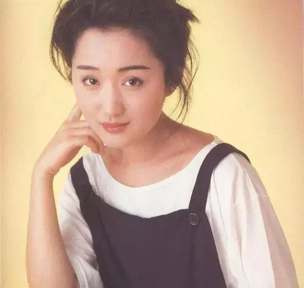 她曾是国民初恋，因谣言消失10年，如今45岁仍优雅甜美！