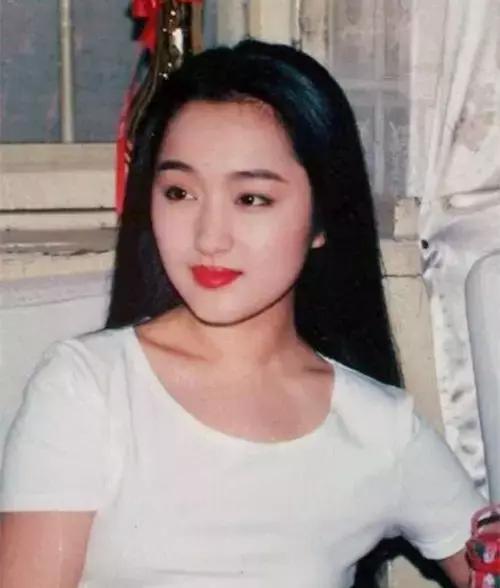 她曾是国民初恋，因谣言消失10年，如今45岁仍优雅甜美！