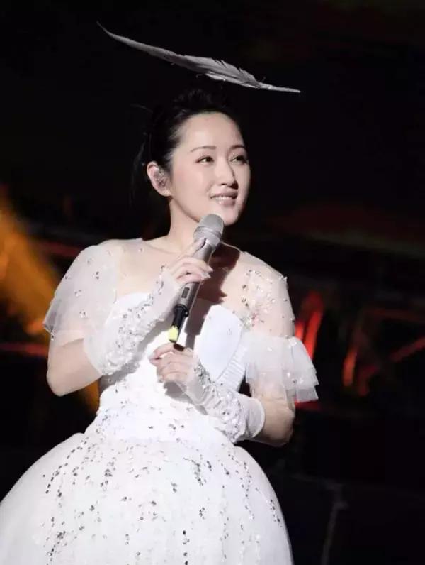 她曾是国民初恋，因谣言消失10年，如今45岁仍优雅甜美！