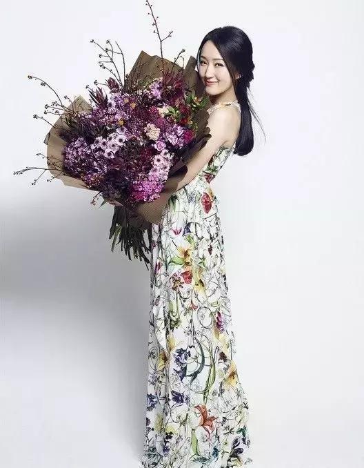 她曾是国民初恋，因谣言消失10年，如今45岁仍优雅甜美！