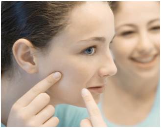 脸颊两侧长痘的原因是什么,脸颊两侧长痘的原因还痒