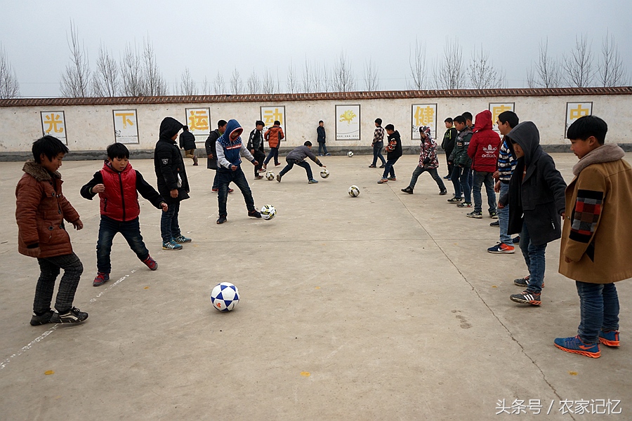 鲁山有个古村落，农村小学建支足球队，还挺像样