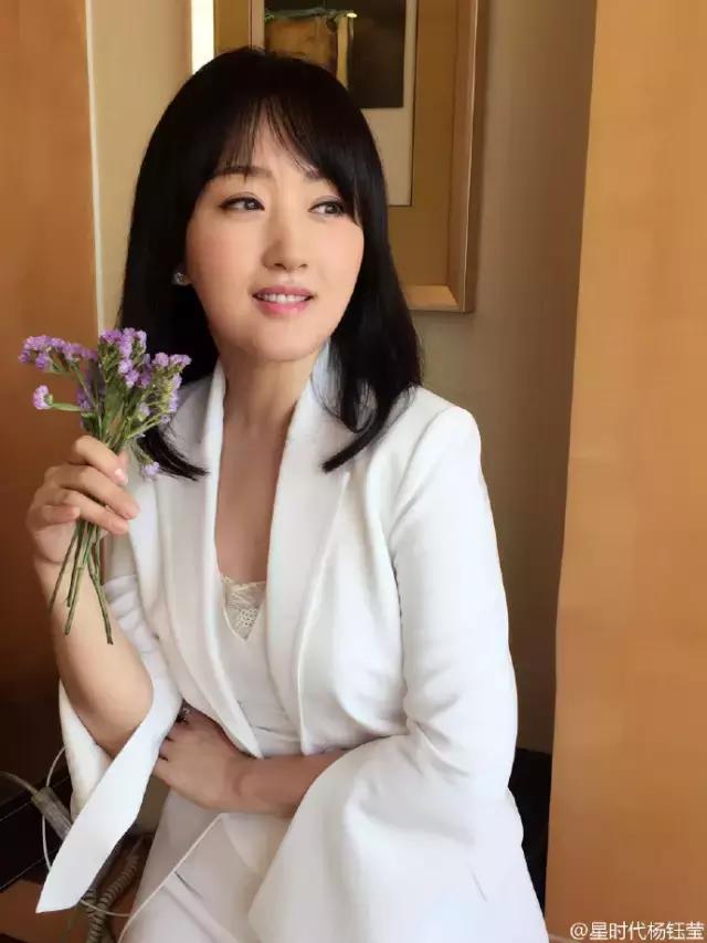 她曾是国民初恋，因谣言消失10年，如今45岁仍优雅甜美！