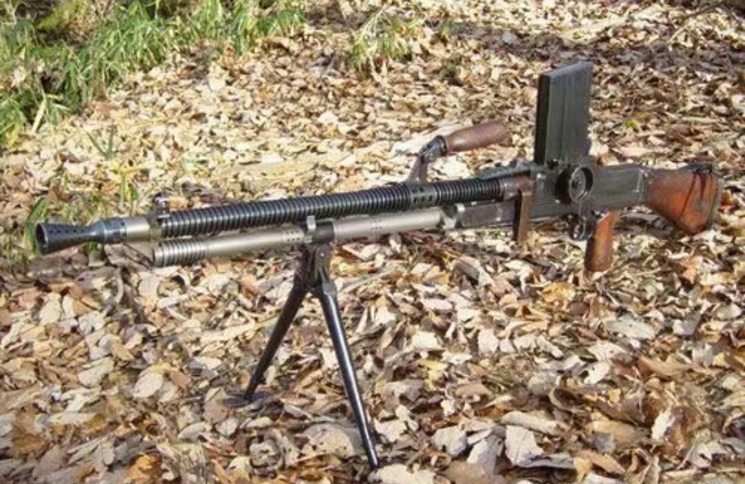 亮剑李云龙望远镜照片 (亮剑李云龙拿着望远镜的图片)