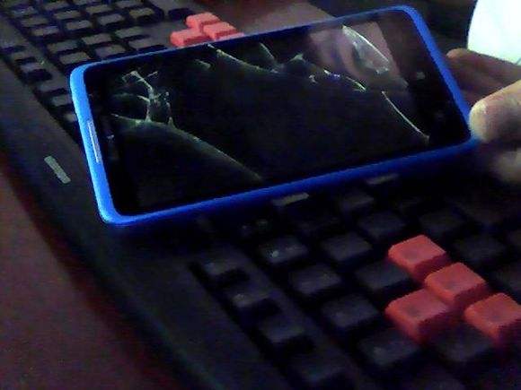 有几个品牌的手机是特容易碎屏的，我揭秘原因给你看及应对方法