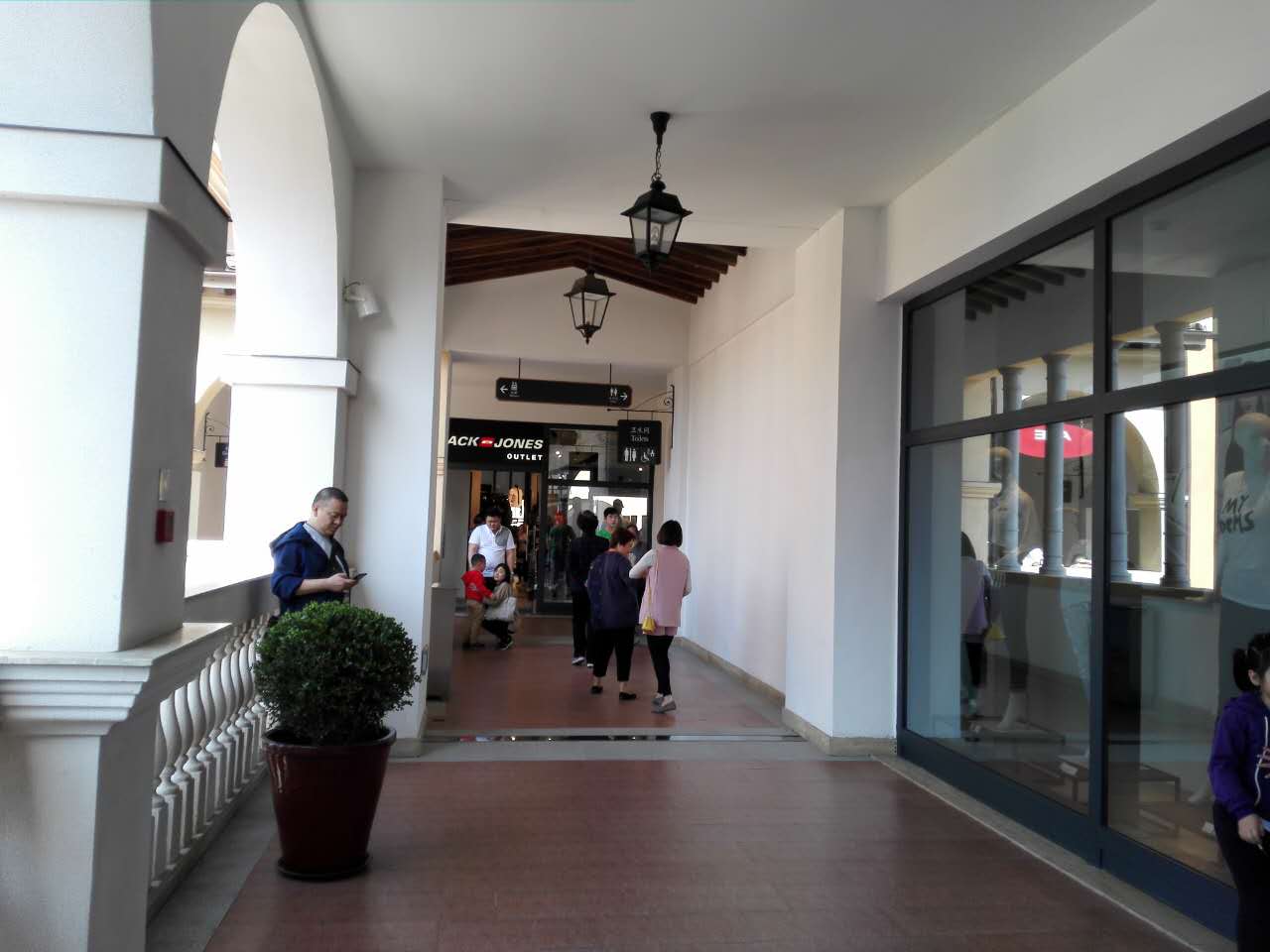 你还在找人名品代购？out了，隐藏在浦东乡村中的购物天堂