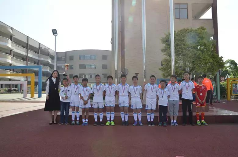 湘江新区校园足球联赛比赛,我们是冠军课间