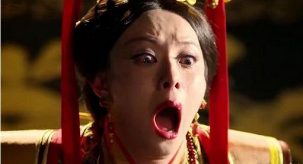 男子骑电瓶车失控撞上路边小哥,男子骑电动车撞上路边停放车受伤