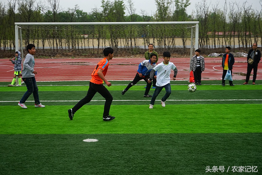 鲁山有个古村落，农村小学建支足球队，还挺像样