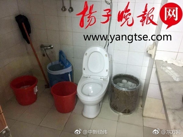 男子骑电瓶车失控撞上路边小哥,男子骑电动车撞上路边停放车受伤