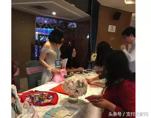 伴娘偷拿800元红包,伴娘收礼金二维码视频