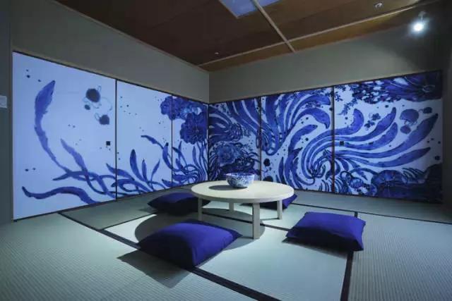 草间弥生跨界玩室内设计，你敢住进这样扎眼的房间吗？！