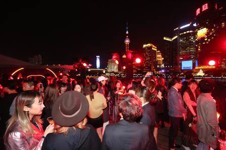 亚洲首场YSLBEAUTYCLUB登陆上海——YSL圣罗兰美妆酷炫开启游轮快闪店