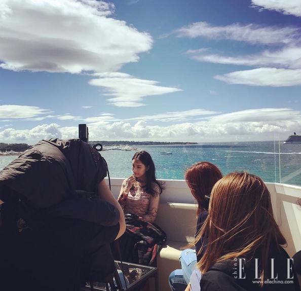 你爱在朋友圈晒包包和自拍，原来女明星也爱干这个，还更牛！