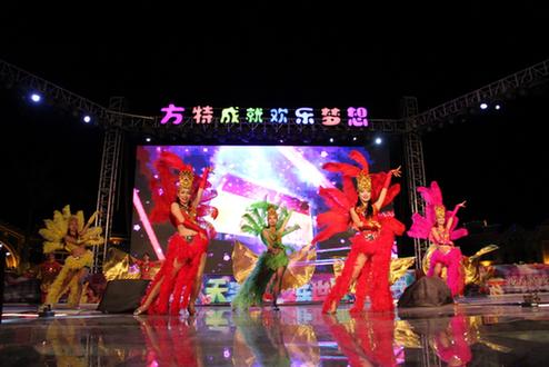 天津方特爆甜派对大巡游,2024跨年烟花秀天津方特