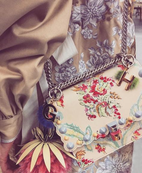 你爱在朋友圈晒包包和自拍，原来女明星也爱干这个，还更牛！