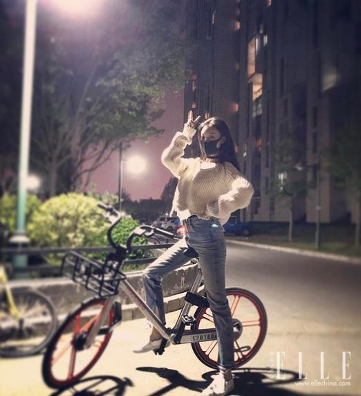 你爱在朋友圈晒包包和自拍，原来女明星也爱干这个，还更牛！