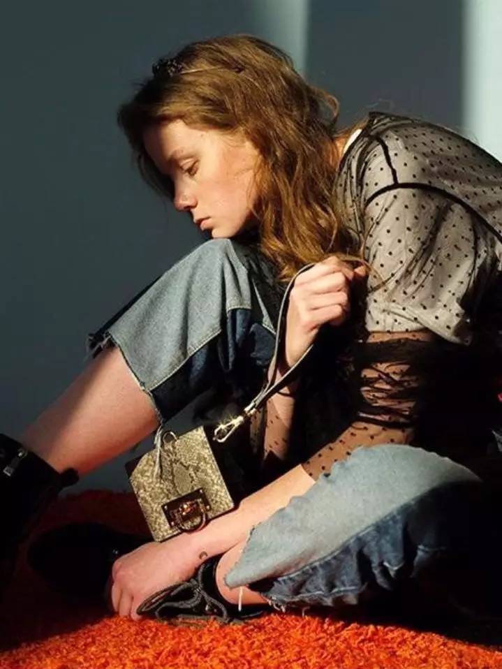 时髦又轻盈特别适合夏天的包包,告别土气包包