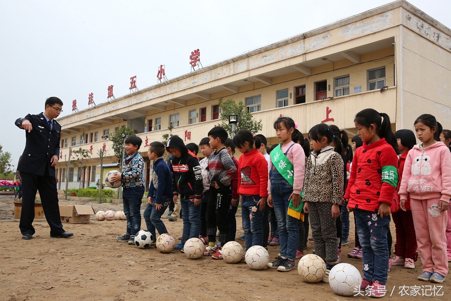 鲁山有个古村落，农村小学建支足球队，还挺像样