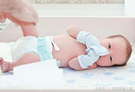 刚出生的婴儿换纸尿裤的正确方法,夜间换纸尿裤怎么不打扰孩子休息
