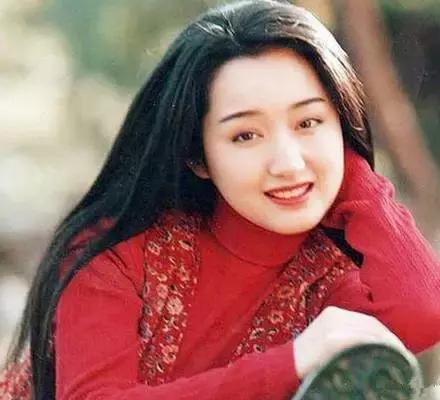 她曾是国民初恋，因谣言消失10年，如今45岁仍优雅甜美！