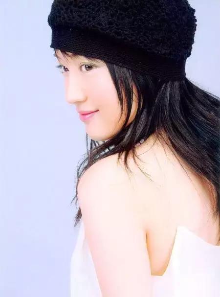 她曾是国民初恋，因谣言消失10年，如今45岁仍优雅甜美！