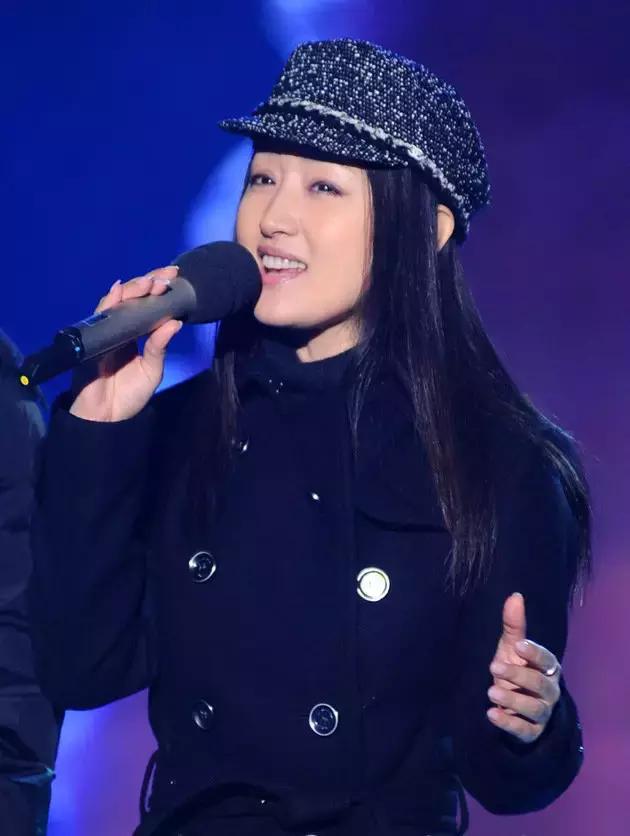 她曾是国民初恋，因谣言消失10年，如今45岁仍优雅甜美！