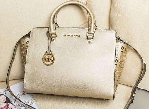 想买包包去香港还是澳门买划算,香港旅游必买包包