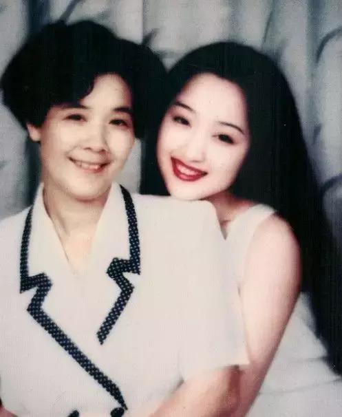 她曾是国民初恋，因谣言消失10年，如今45岁仍优雅甜美！