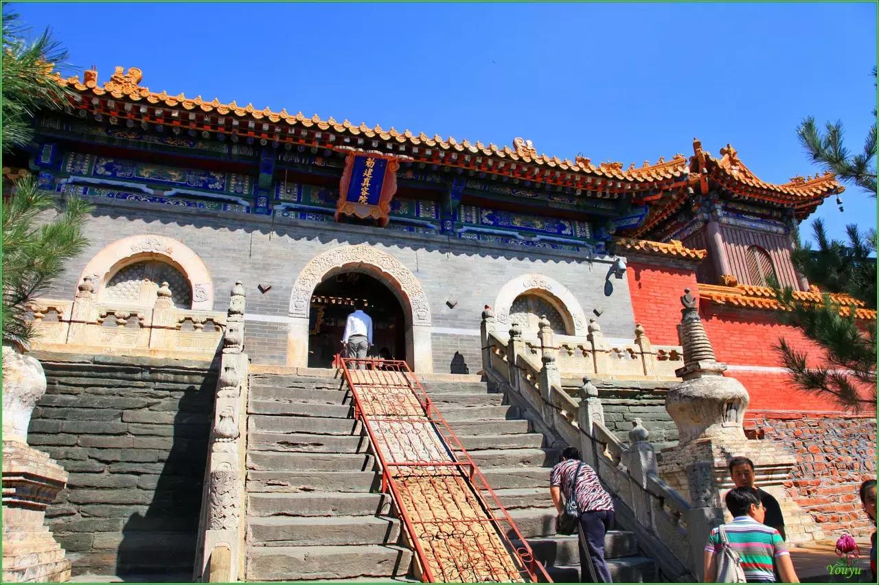 五台山文殊菩萨铜像在哪个寺庙,山西省五台山文殊菩萨寺庙