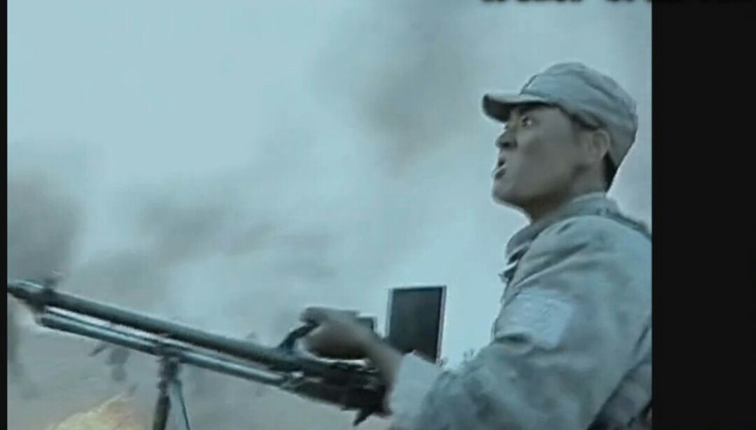 亮剑李云龙望远镜照片 (亮剑李云龙拿着望远镜的图片)