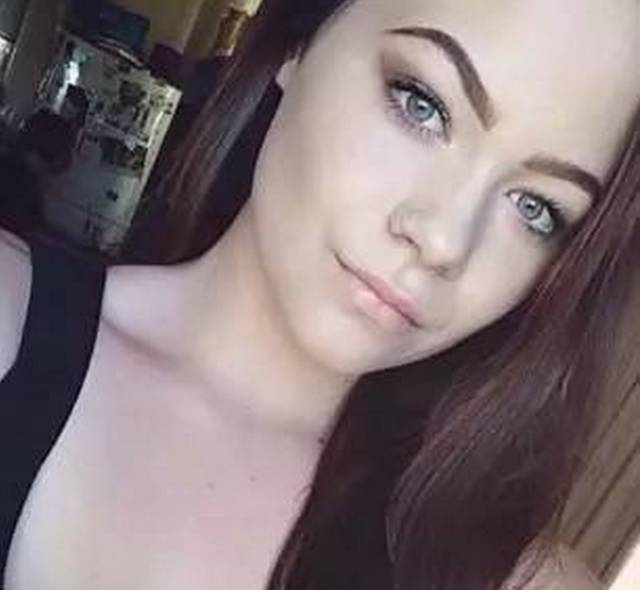 美女在家染眉毛，结果双眼肿得吓人！代价太大了！