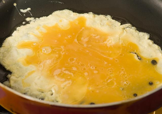 西红柿炒鸡蛋盖饭酸甜,怎么做西红柿炒鸡蛋不酸