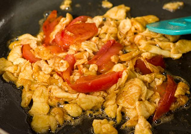 西红柿炒鸡蛋盖饭酸甜,怎么做西红柿炒鸡蛋不酸