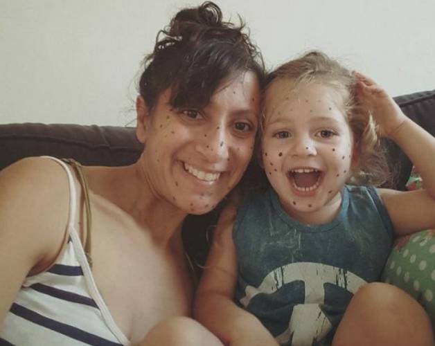 妈妈为孩子鼓励加油,妈妈鼓励孩子涂颜色