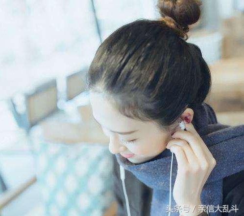 约会的时候女朋友老是玩手机,约会的时候女朋友太紧张怎么办