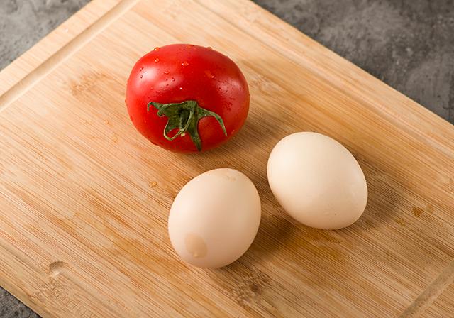 西红柿炒鸡蛋盖饭酸甜,怎么做西红柿炒鸡蛋不酸