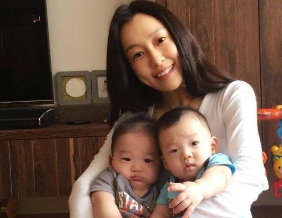 42岁杨采妮诞下双胞胎,杨采妮的双胞胎儿子多大