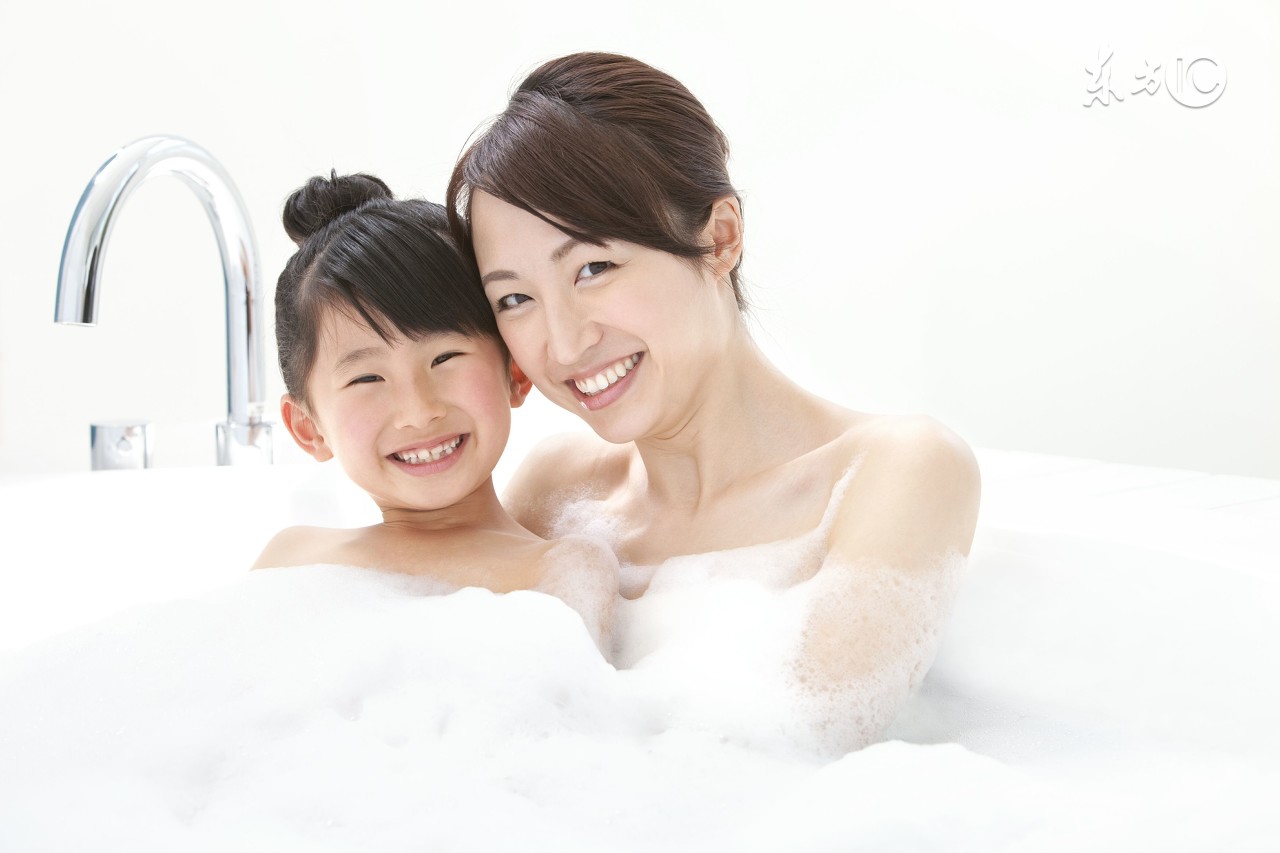 洗澡时，女儿问：“你的身体为什么跟我的不一样？”妈妈这样答