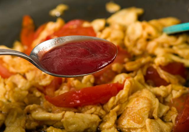 西红柿炒鸡蛋盖饭酸甜,怎么做西红柿炒鸡蛋不酸