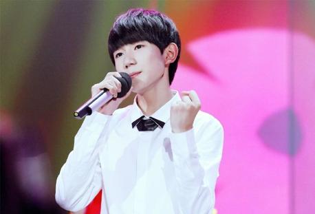 白色衬衫发黄处理方法,衣服发黄用什么漂白剂