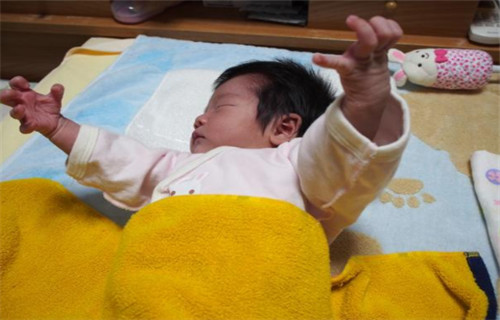 如何判断满月宝宝是否生病,宝宝满月的表现